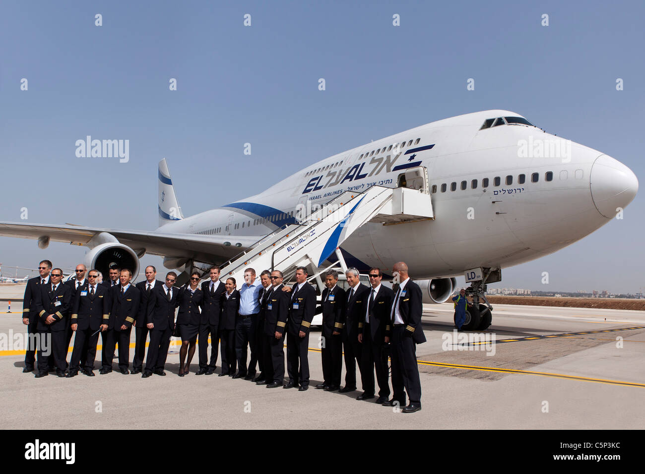 El Al flight crew stand with Eliezer Shkedi El Al CEO (centre) in front of a Boeing 747 passenger plane Stock Photo