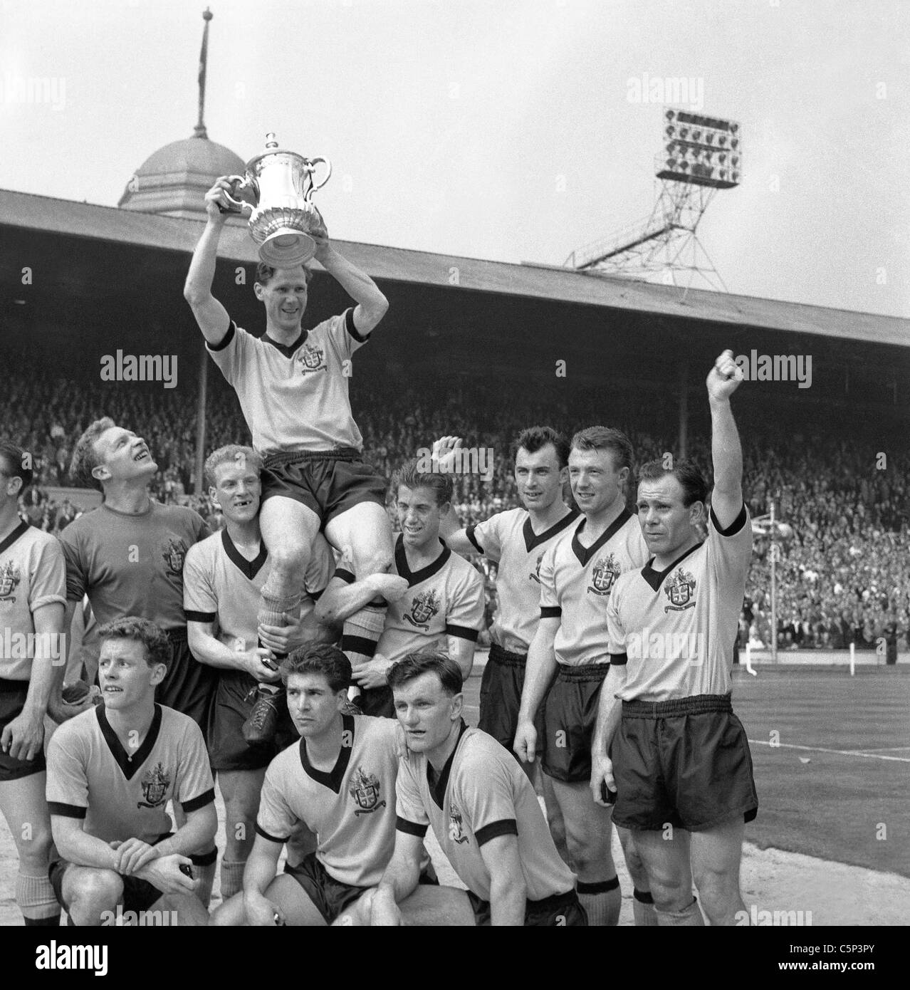 1960 FA Cup winners Wolverhampton Wanderers at Wembley  Captain Bill Slater holds the cup. Stock Photo