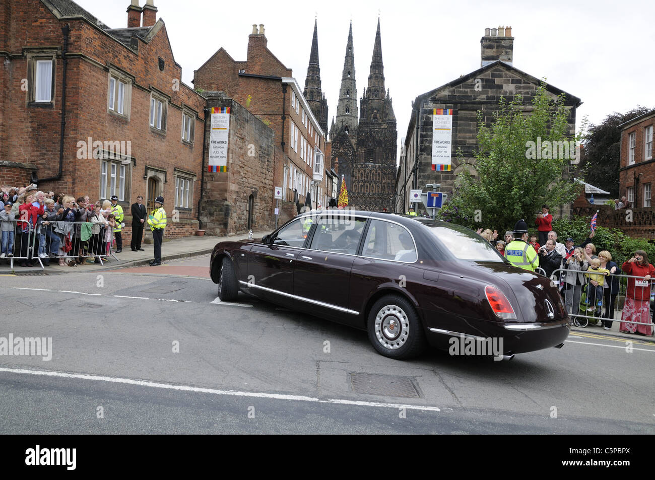The Queen’s car arriving at Lichfield Cathedral to honour “Royal Mercian and Lancastrian Yeomanry” July 20th 2011 Stock Photo