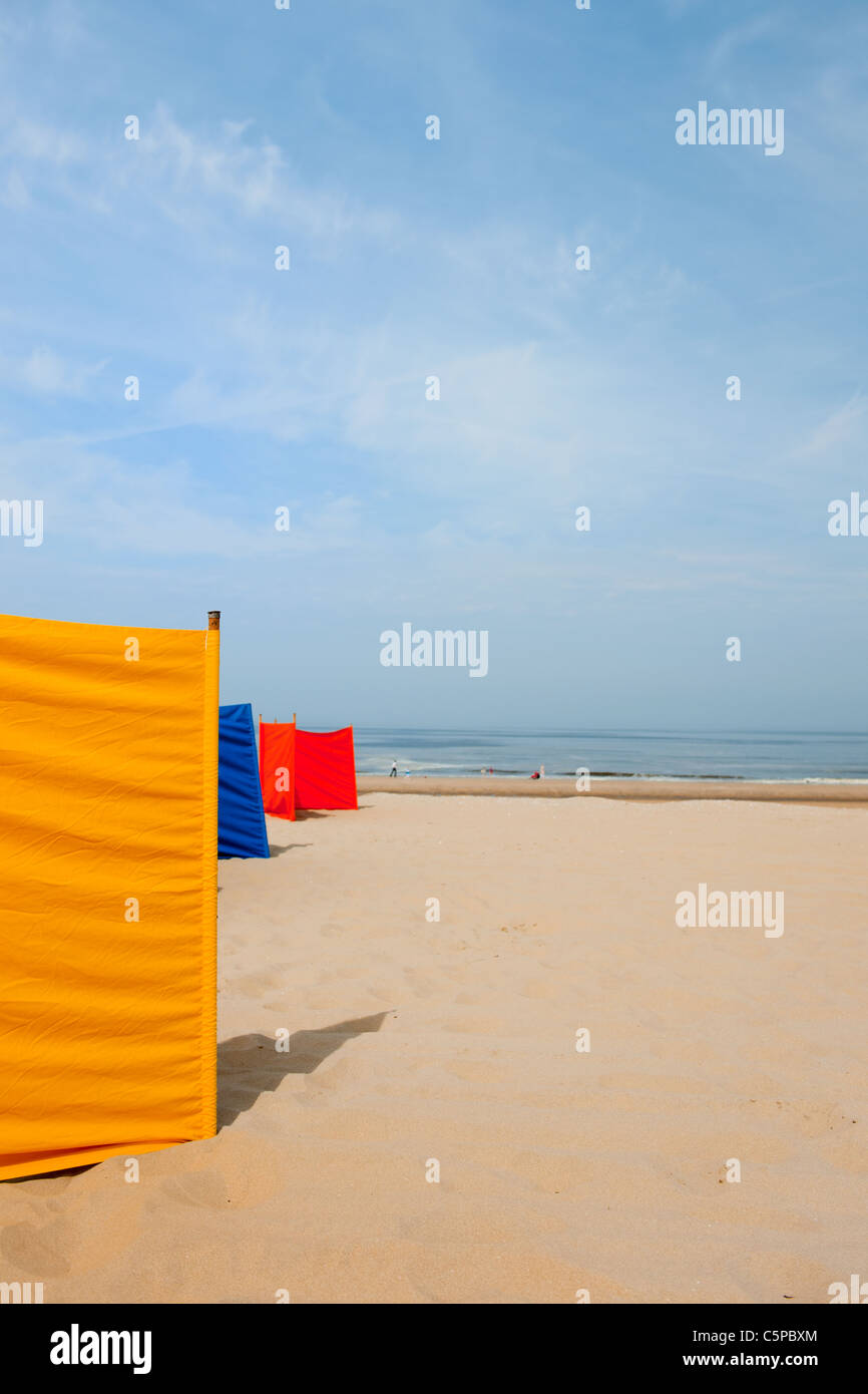Het strand van Noordwijk aan Zee met kleurige windschermen Stock Photo -  Alamy