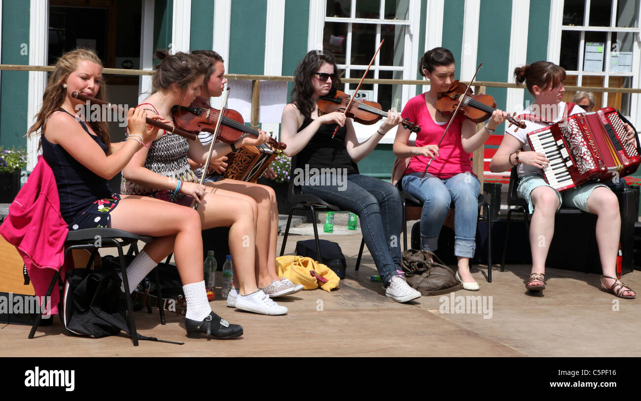 girl band play traditional Irish music, Cahirsaveen, Co Kerry, Ireland Stock Photo