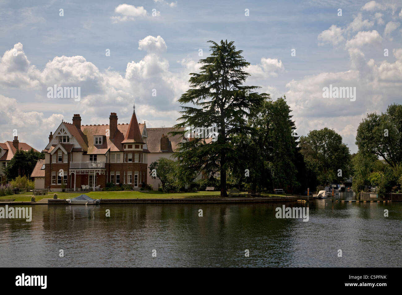 riverside property river thames hampton wick middlesex england Stock