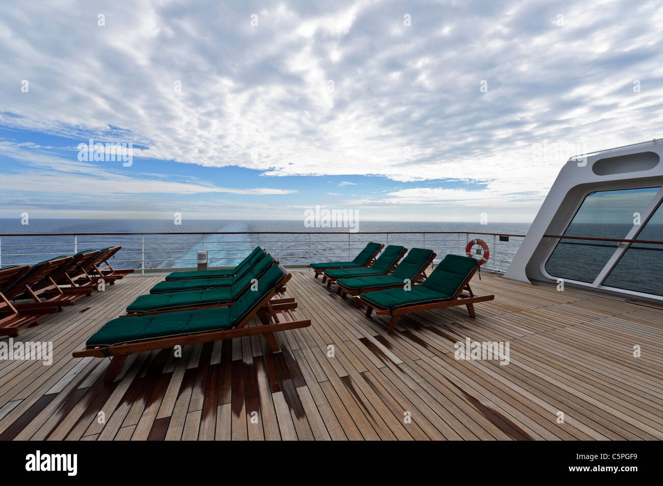 Deck chairs on Deck 8, Queen Mary 2 Ocean Liner Stock Photo Alamy