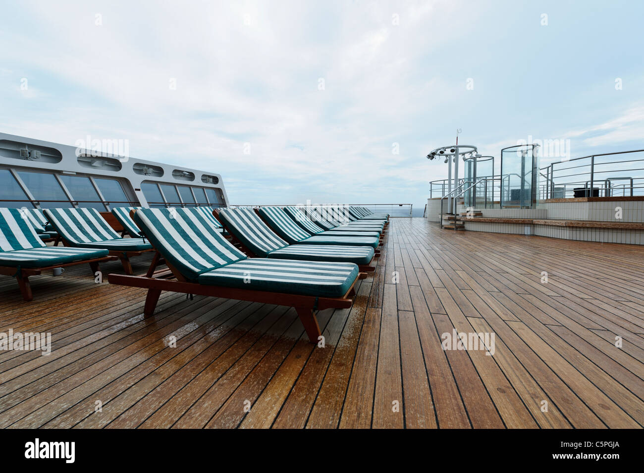 Deck chairs on Deck 8, Queen Mary 2 Ocean Liner Stock Photo Alamy