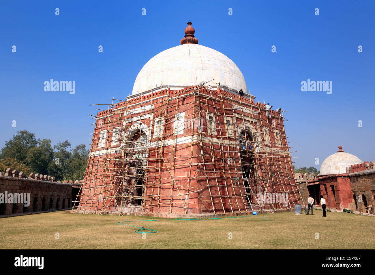 Tugkuqabad, Giyas-ad-Din mausoleum (1320-1324), Delhi, India Stock Photo