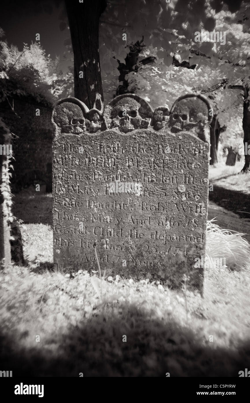 Skull gravestone - Wickhambreaux Stock Photo