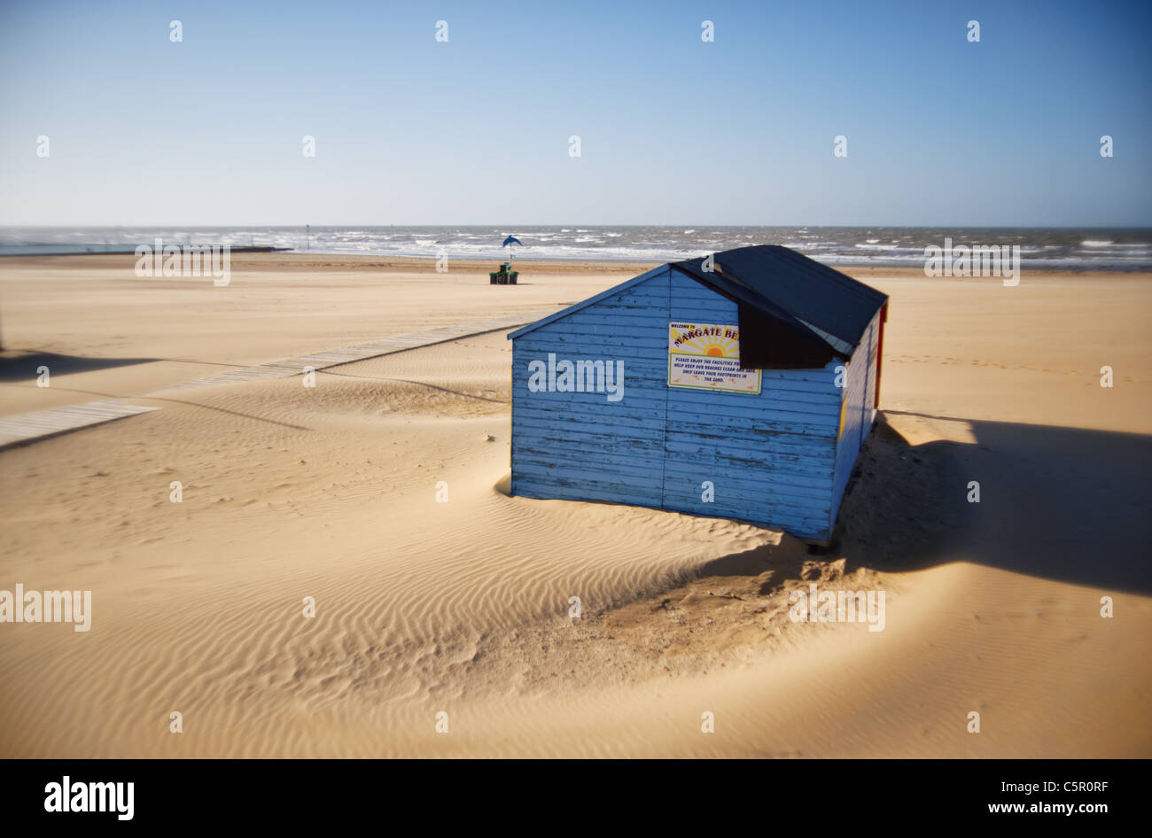 Blue Beach Hut Margate Beach Stock Photo Alamy