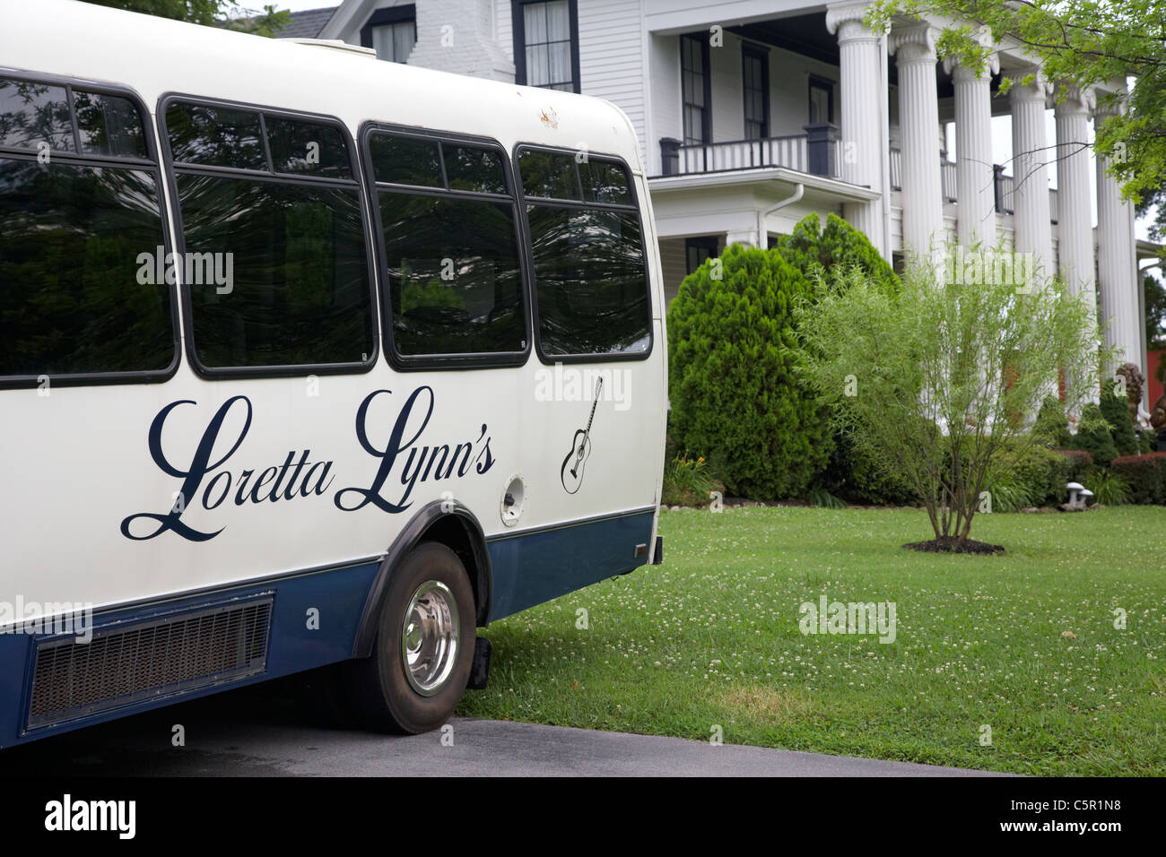tourists guided tour bus outside plantation house on loretta lynn dude ranch hurricane mills tennessee usa Stock Photo