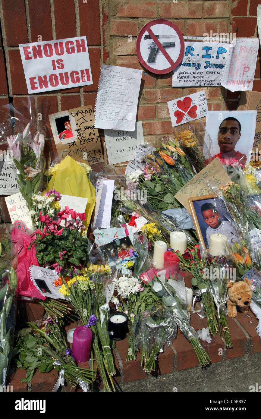 UK. Street shrine to youth killed in gang violence in London Stock Photo