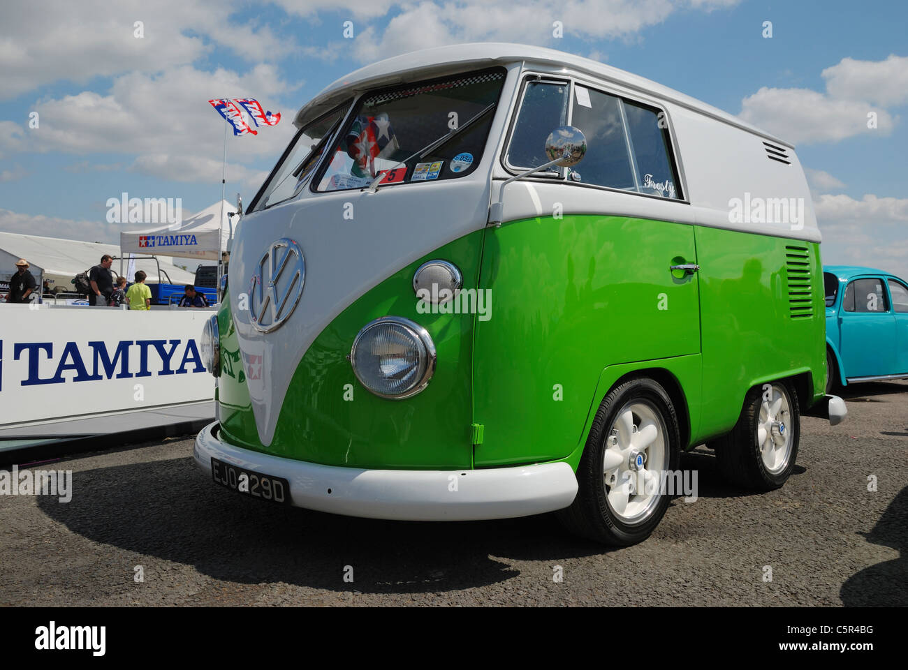 A split screen VW "Short Bus". Santa Pod, Northants, England Stock Photo -  Alamy