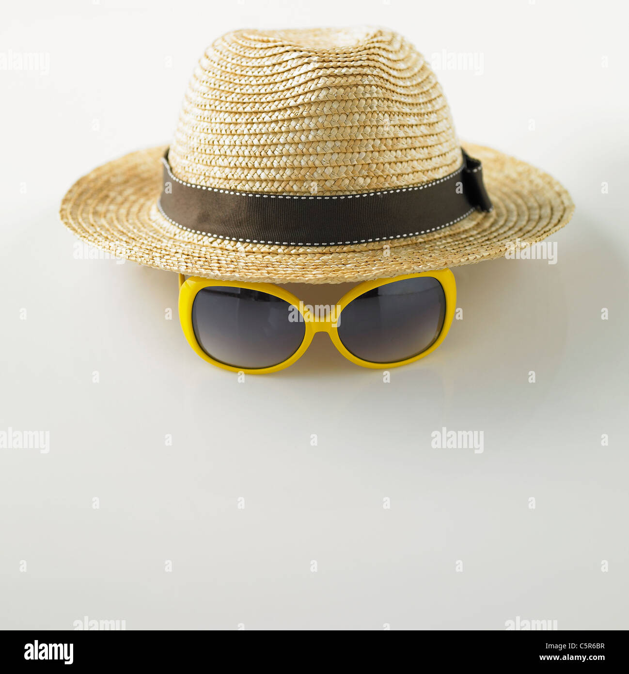 A straw hat with sunglasses Stock Photo - Alamy