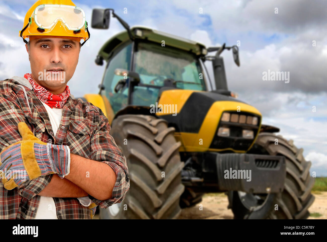 Работу водителем трактора. Тракторист. Водитель трактора. Молодой тракторист. Довольный тракторист.