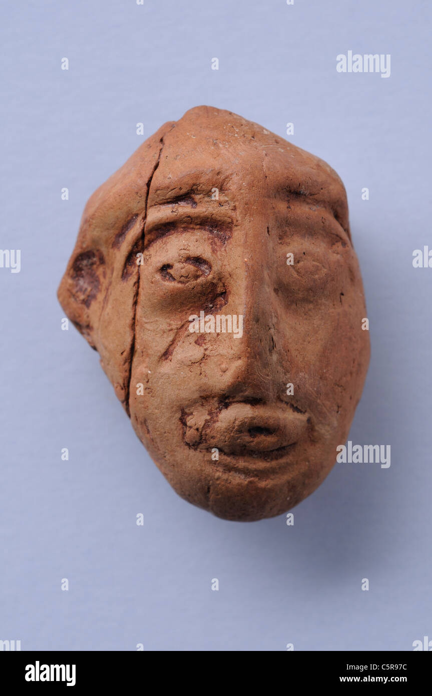 Head child doll figurine terracotta. Height 4.4 cm Width 3.3 cm (1 st - 3 rd CE ) - Roman period in Complutum . SPAIN Stock Photo