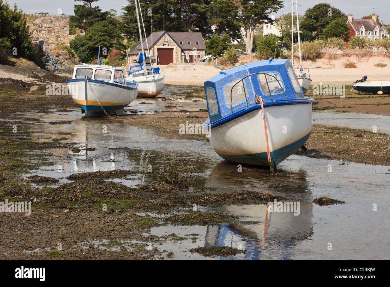 Boats low tide in port hi-res stock photography and images - Alamy