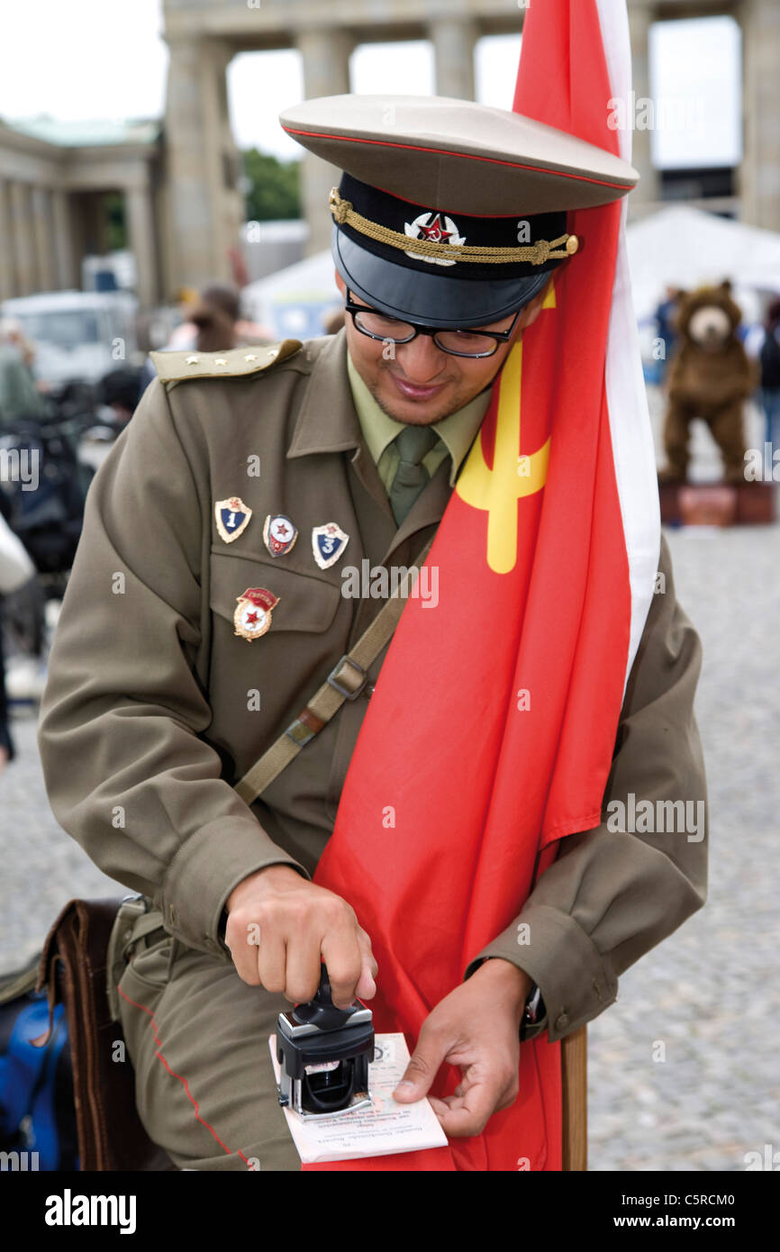 Germany, Berlin, Russian soldier in front of Brandenburger Tor Stock Photo