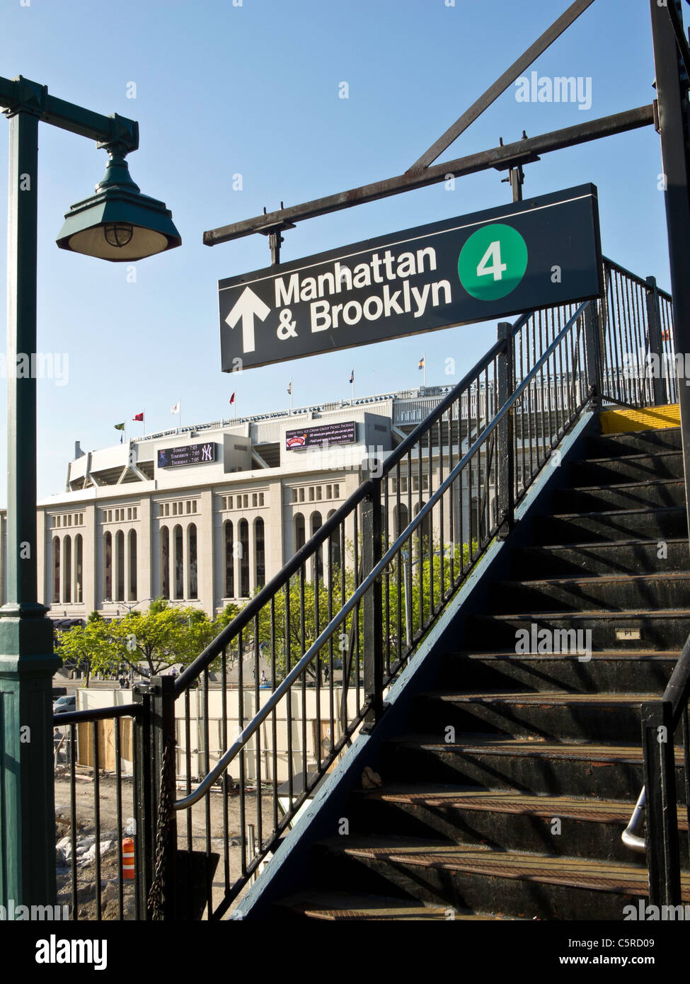 Yankee stadium train station hi-res stock photography and images