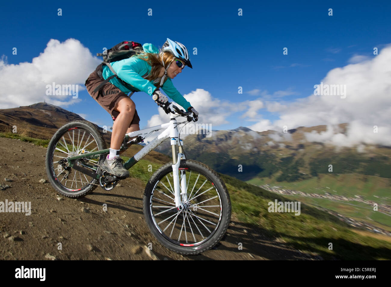hun paars deze Young mountain woman biker riding downhill hi-res stock photography and  images - Alamy