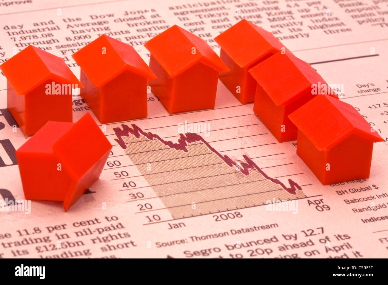 image of the FT with a downward graph depicting the fall in the UK housing market and mortgage rates Stock Photo