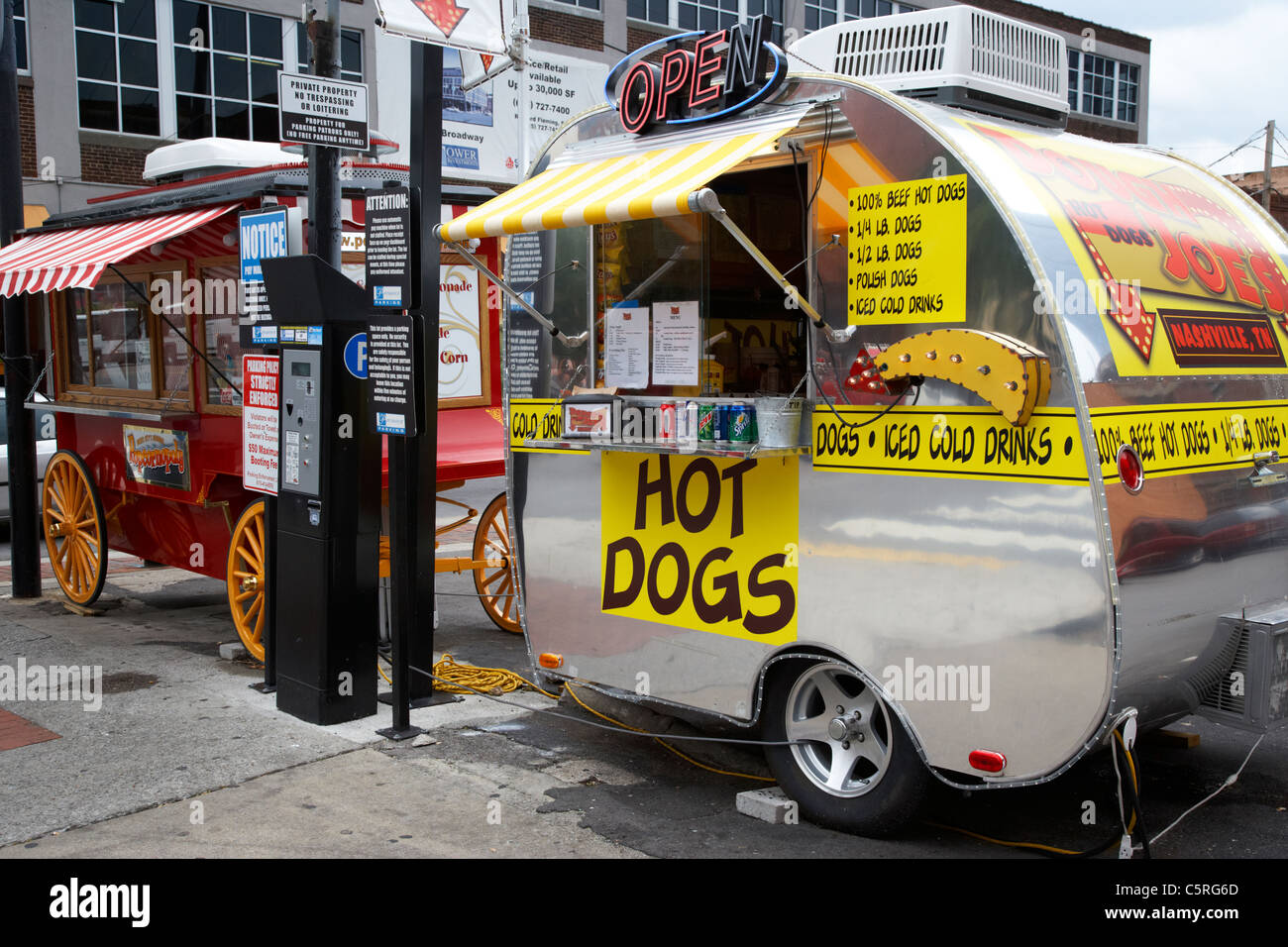 thumbnail image 2 of PROSES O Scale Fast Food Combo - Hot Dog & Burger Stands With Rotating Banners (Unassembled Kit) 2 of 6