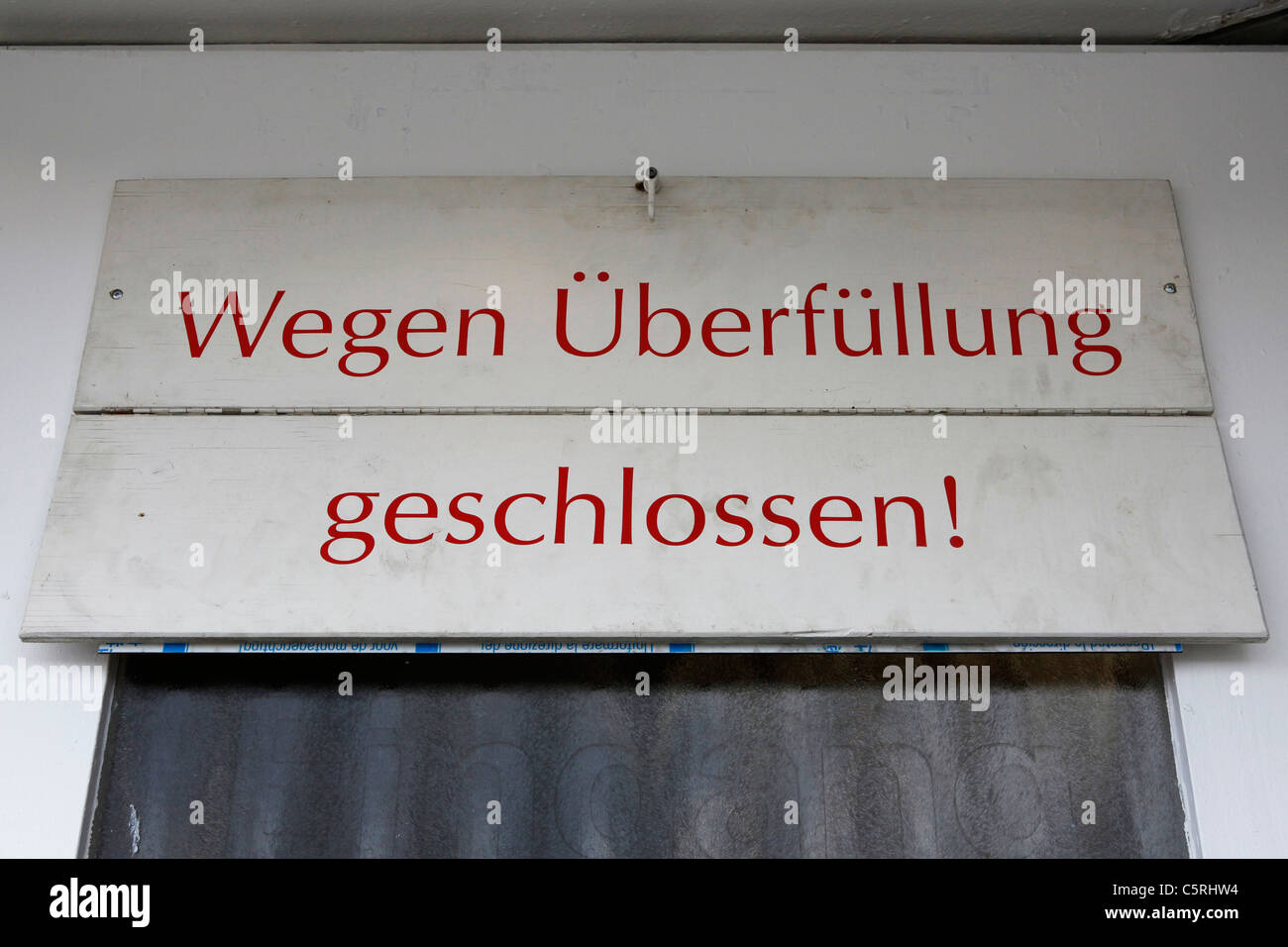 A sign states 'Wegen Ueberfuellung geschlossen' at the Munich Oktoberfest. Stock Photo