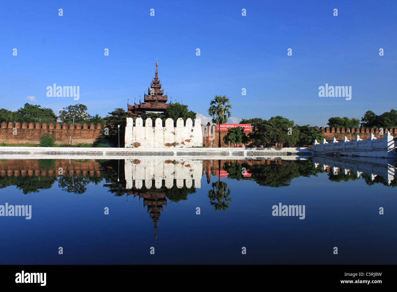 Mirror palace hi-res stock photography and images - Alamy
