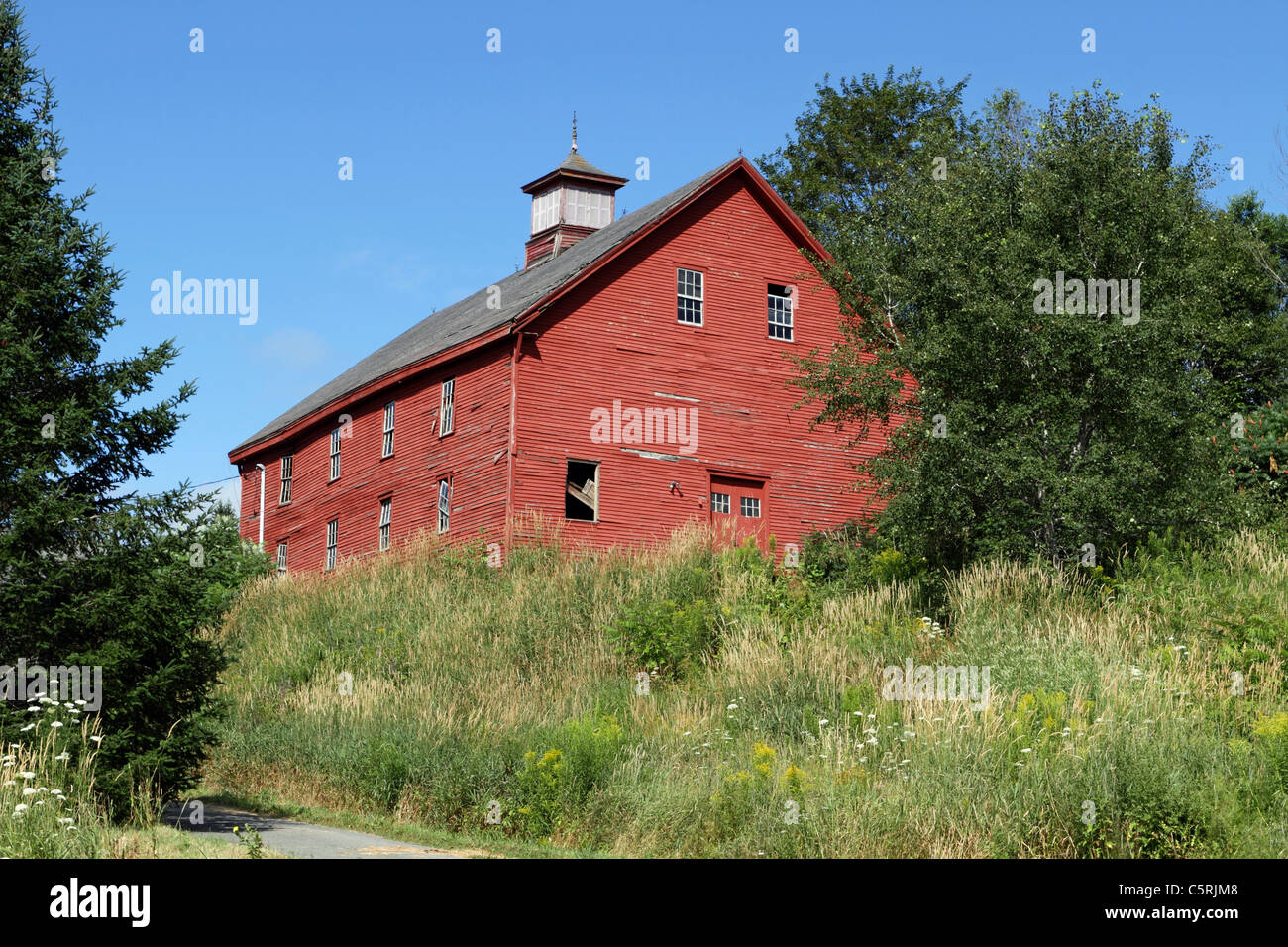 A barn in disrepair along Route 1A along Maine's Mid-Coast section. Maine, USA Stock Photo
