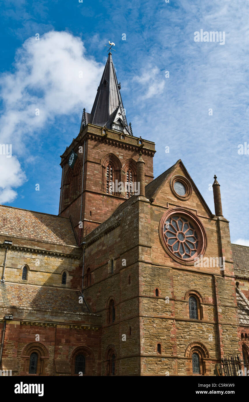 dh St Magnus Cathedral KIRKWALL ORKNEY Rose window south transept and cathedral spire Stock Photo