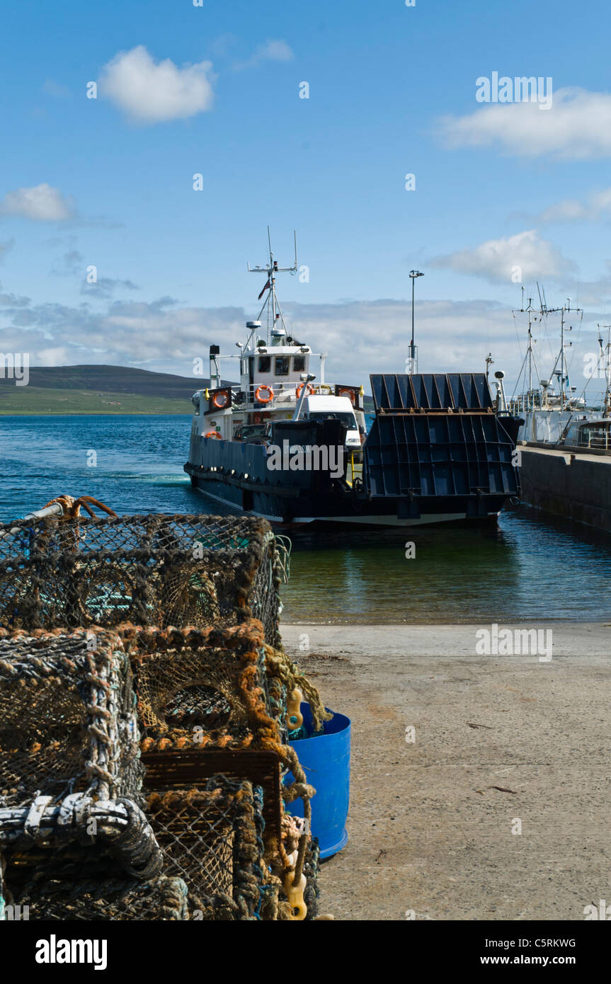 dh Rousay ferry TINGWALL ORKNEY Ferry MV Eynhallow arriving Tingwall harbour ramp uk Stock Photo