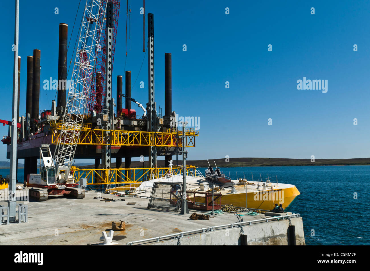 dh Lyness Pier HOY ORKNEY Wellos Penguin and Fugro Seacore positioning platform rig at pier scotland Stock Photo
