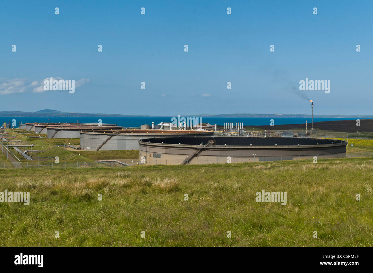 dh Flotta Oil Terminal FLOTTA ORKNEY Oil tanks terminal and gas flare scotland fuel storage Stock Photo