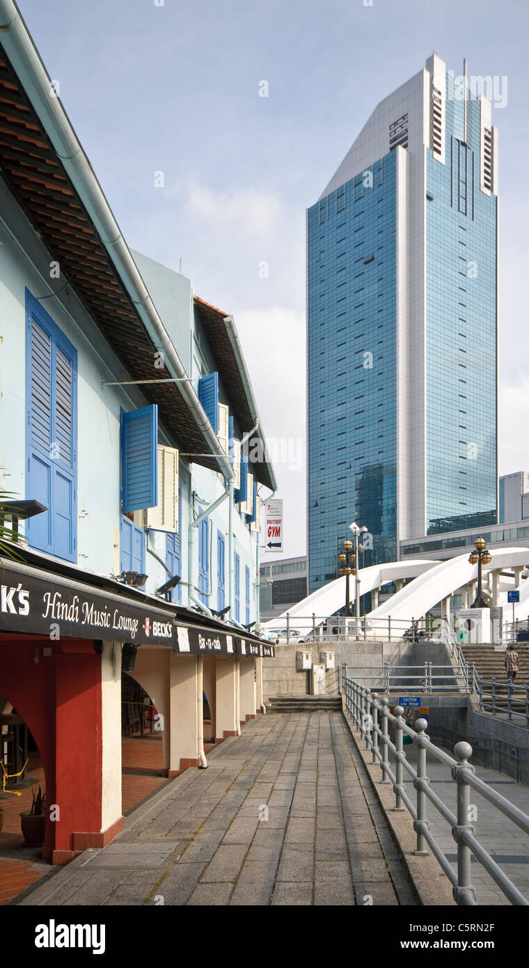 Old and modern architecture, restaurant at Boat Quay, Singapore River