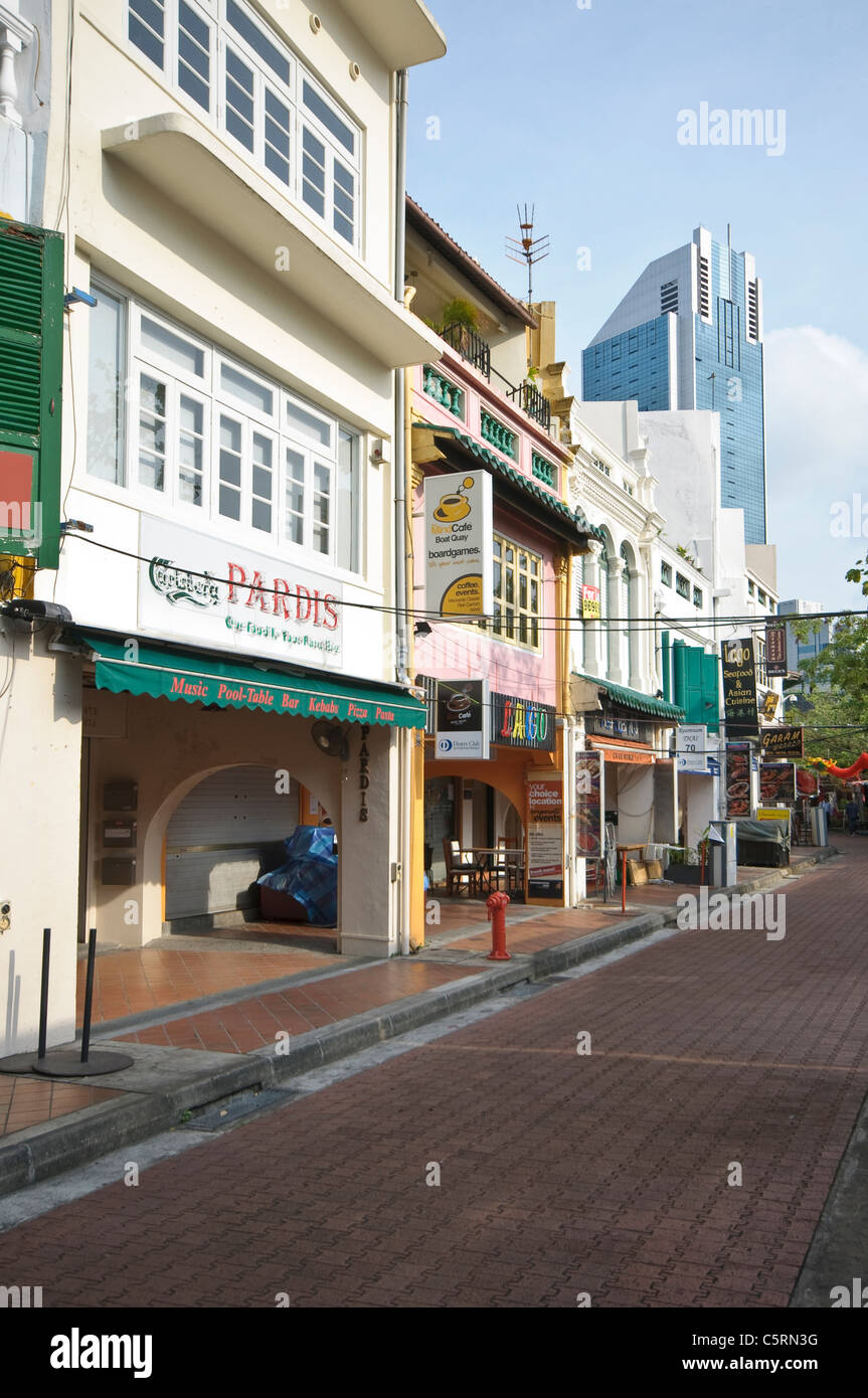 Old and modern architecture, restaurant at Boat Quay, Singapore River