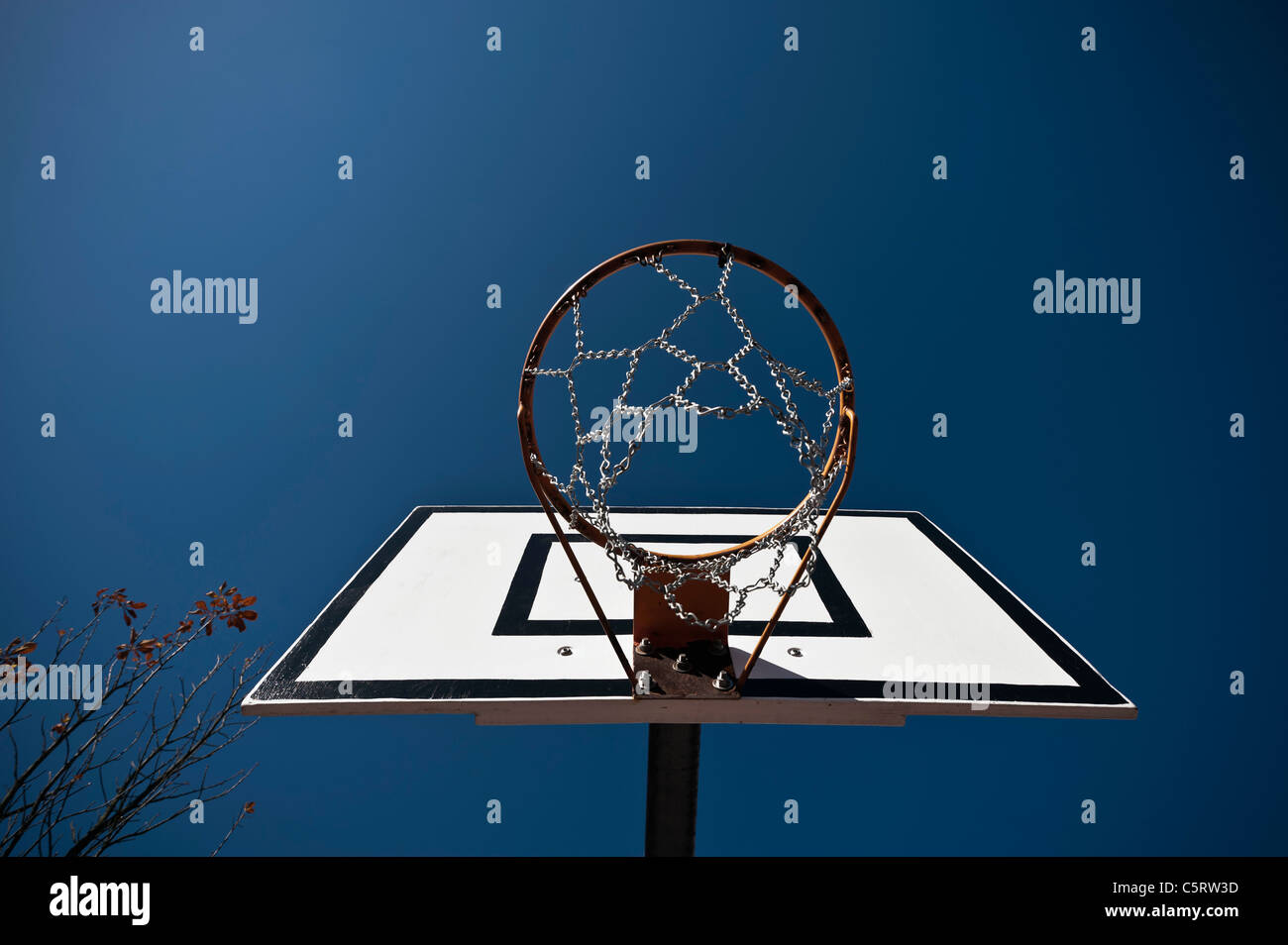 Germany, North Rhine-Westphalia, DÃ¼sseldorf, Empty basketball hoop against blue sky Stock Photo