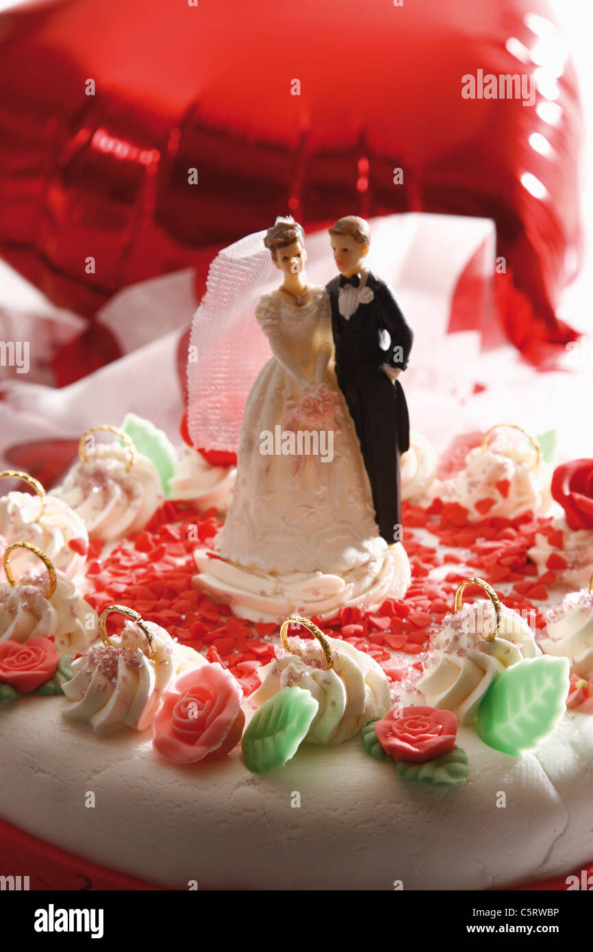 Wedding cake topper with bride and groom Stock Photo - Alamy
