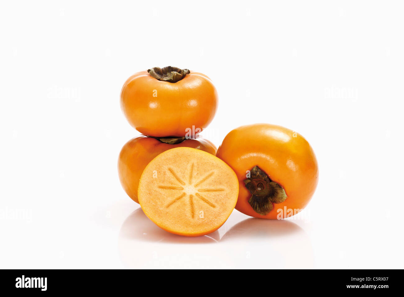 https://c8.alamy.com/comp/C5RX07/kaki-fruits-and-sliced-kaki-fruit-C5RX07.jpg