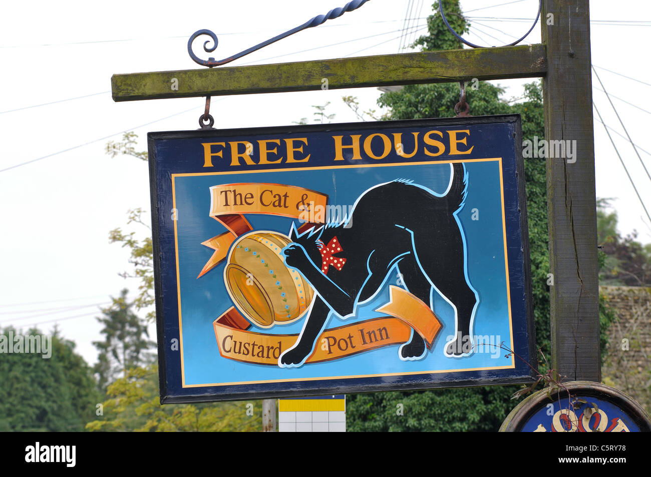 The Cat and Custard Pot Inn sign, Shipton Moyne, Gloucestershire, England, UK Stock Photo