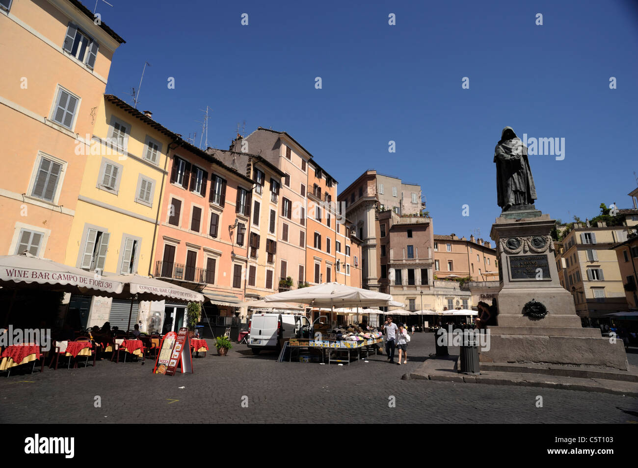 Rome, Italy - Campo de' Fiori Farmers Market about to close on a rainy day  Stock Photo - Alamy, image size:1300x955