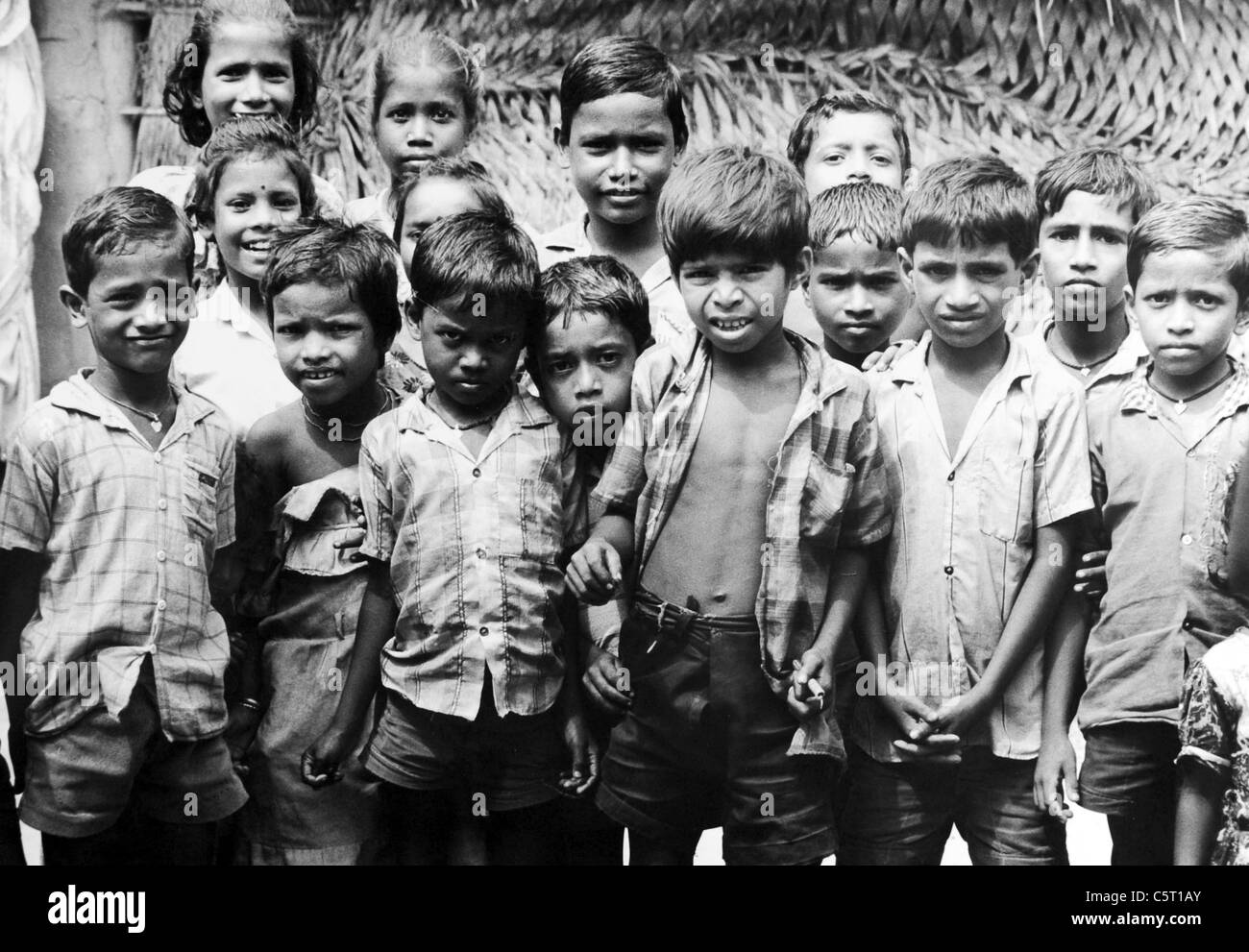 Group portrait of children attending a village school in the hill districts of Puri in Orissa India 1992 Stock Photo