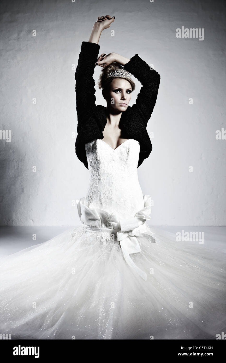 Women in evening dress hi-res stock photography and images - Alamy
