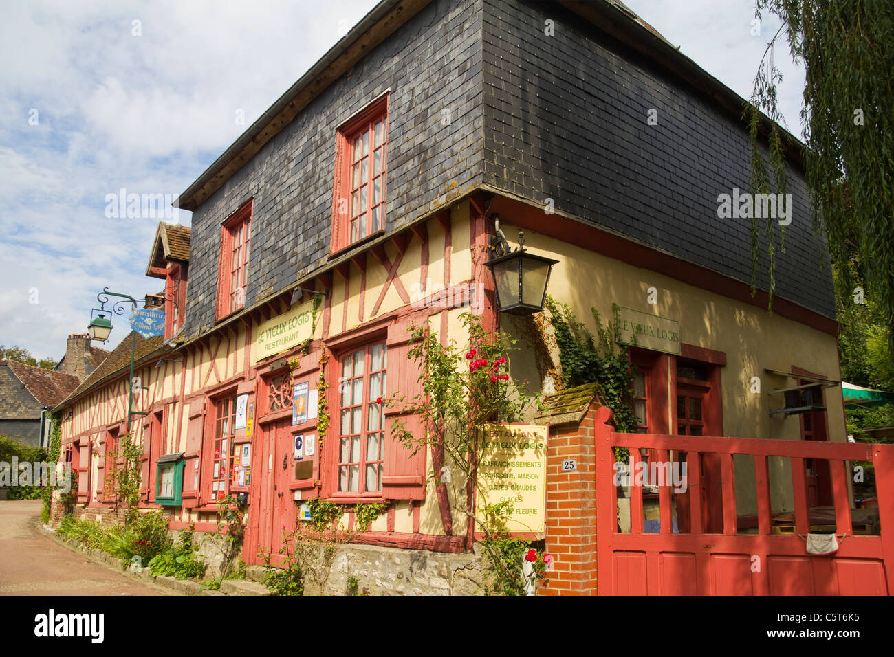 Le Vieux Logis Restaurant, Gerberoy Village, France Stock Photo