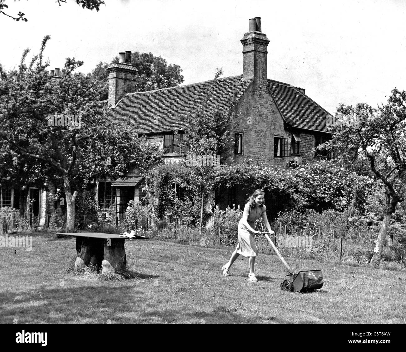 VALERIE HOBSON (1917-1998) Irish film actress at her home in 1940 Stock Photo