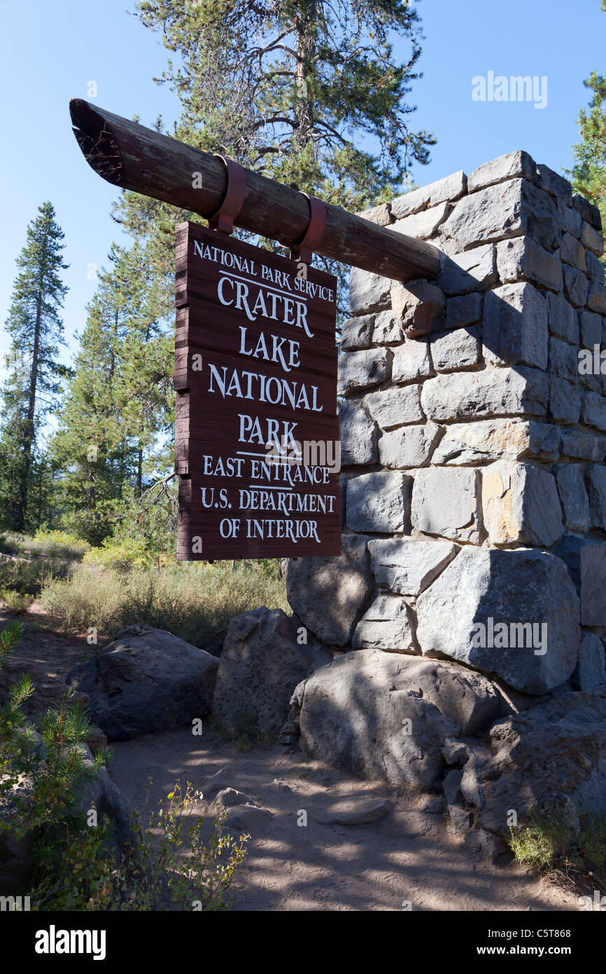 Entrance sign crater lake national hires stock photography and images