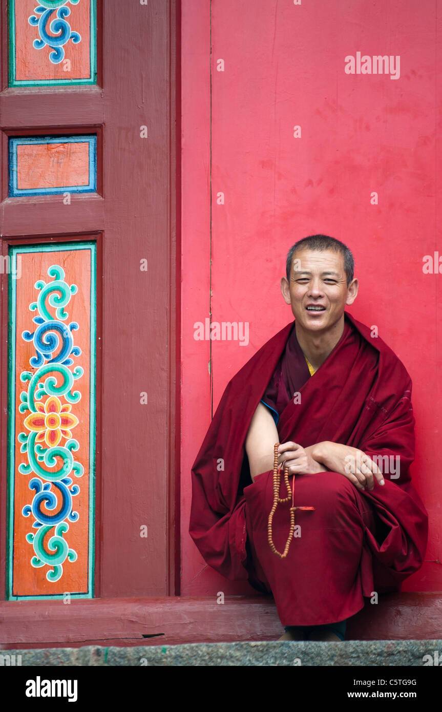 Yellow Hat Scet Buddhist Monks pray at Kumbum Monastery, Huangzhong, Qinghai Province, China Stock Photo