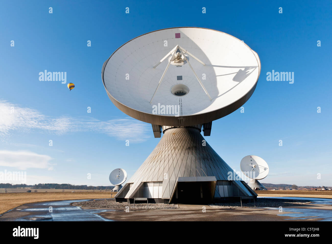Satellite ground station hi-res stock photography and images - Page 7 -  Alamy