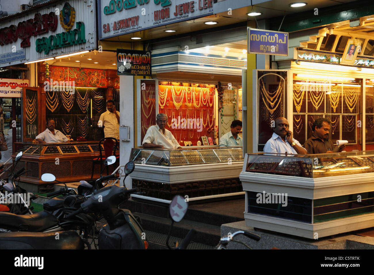 Gold jewellery india hi-res stock photography and images - Alamy