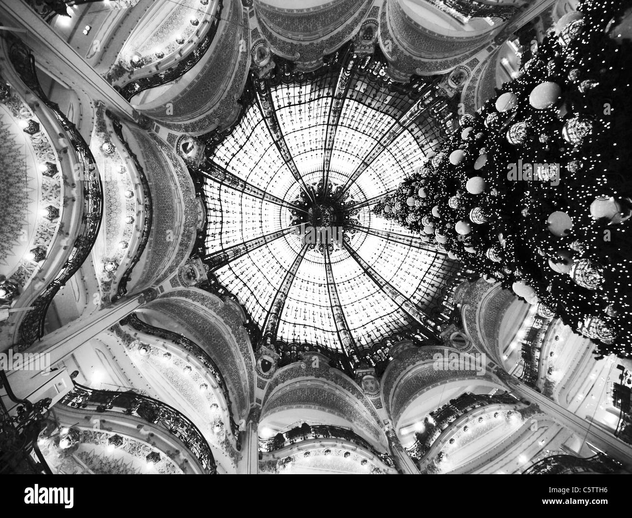 Christmas paris, galeries lafayette Black and White Stock Photos