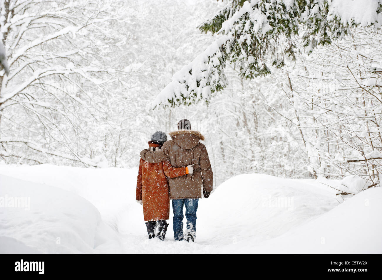 Couple walk snow rear view hi-res stock photography and images - Alamy