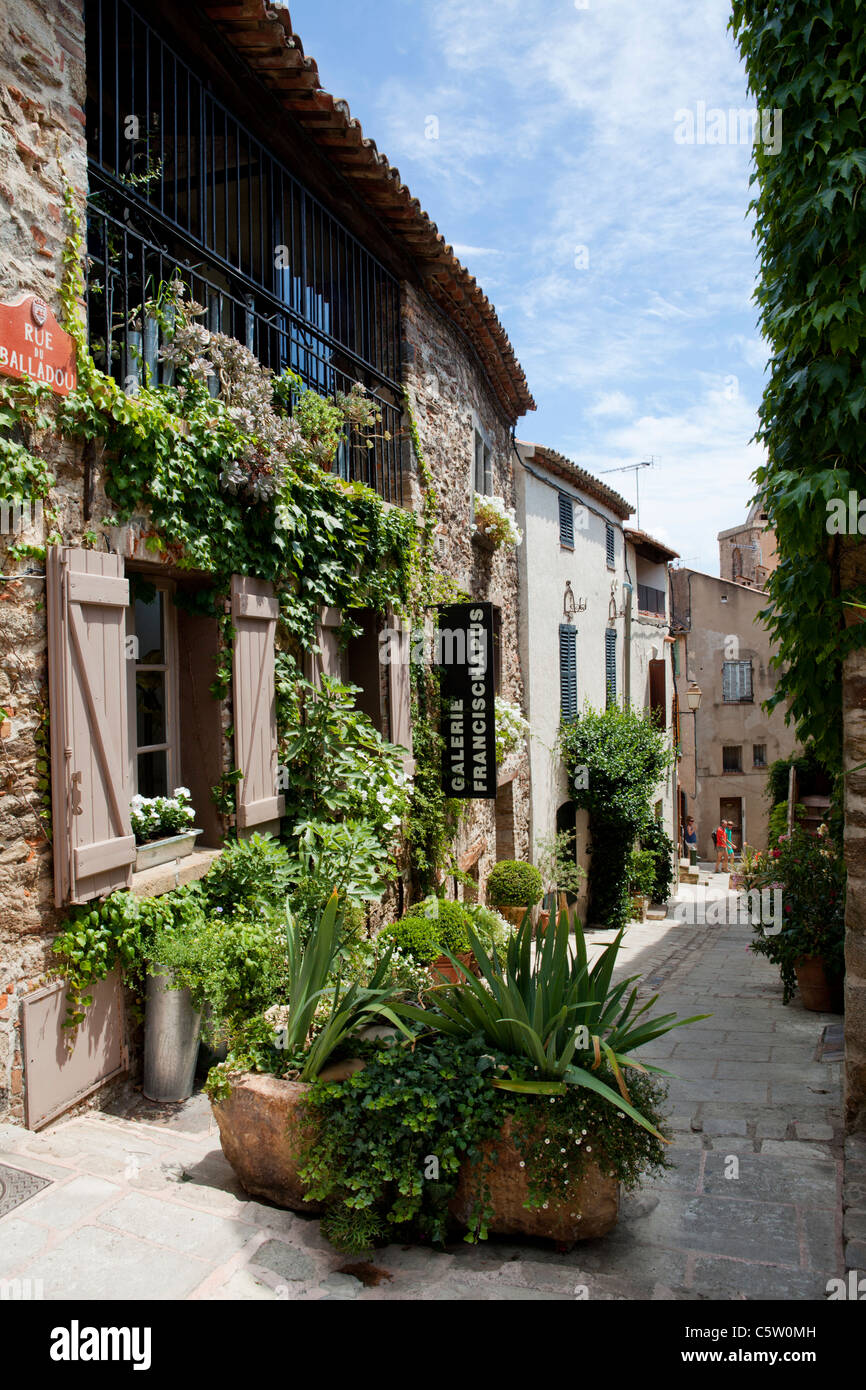 Grimaud, Var Cote d'Azur, France. Narrow street in the ancient village Stock Photo