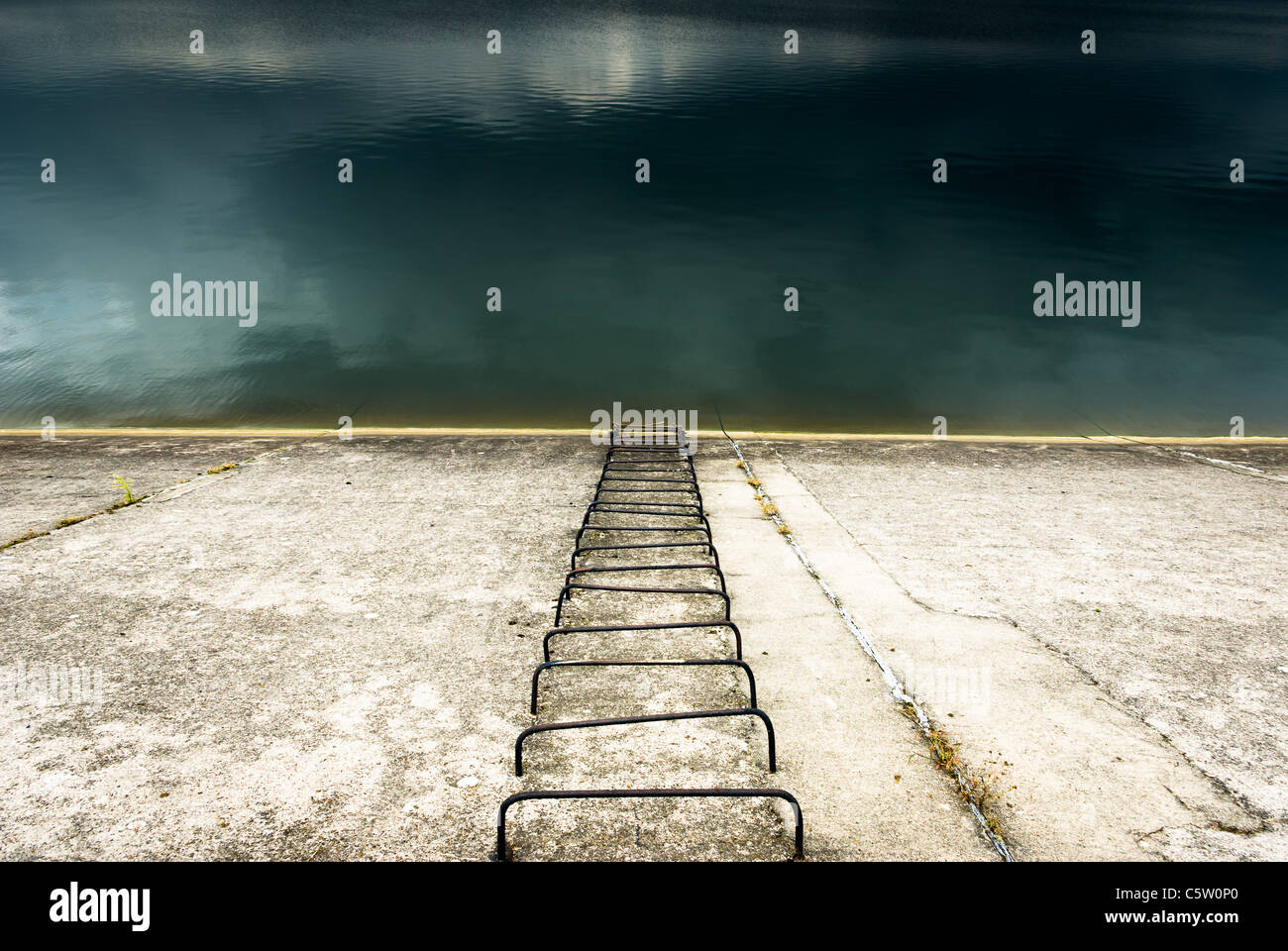 Blue ocean mirror hi-res stock photography and images - Alamy