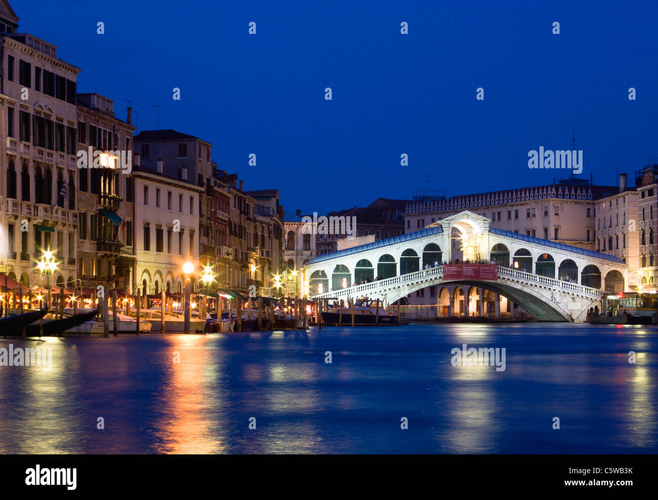 Venice grand canal rialto bridge hi-res stock photography and images ...